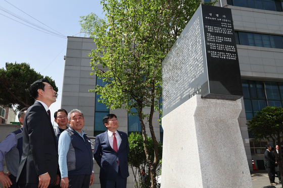 한국노총 발상지 사적비 보는 장동혁 대표
