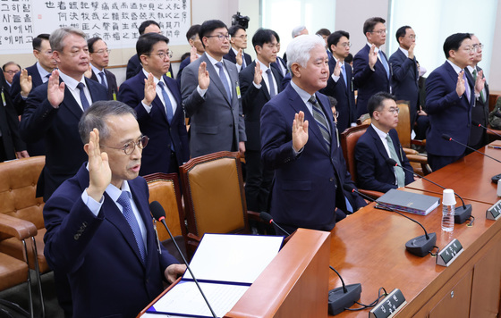 증인 선서하는 김규현 전 국정원장
