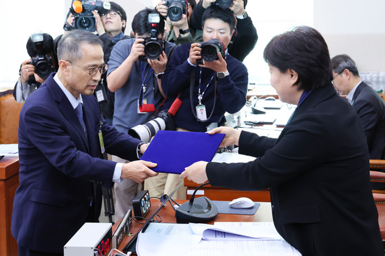 증인 선서문 제출하는 김규현 전 국정원장