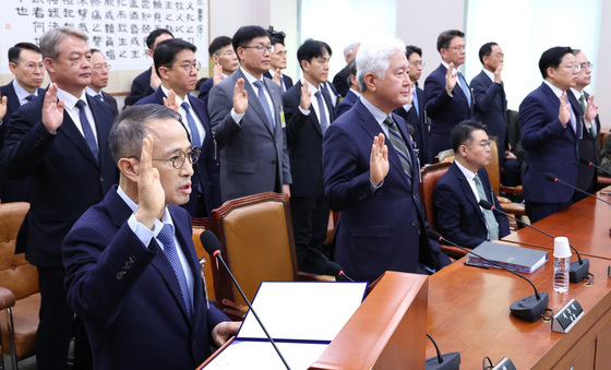 선서하는 서해공무원 피격사건 청문회 증인들