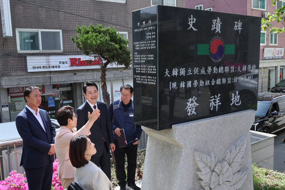 한국노총 발상지 사적비 보는 장동혁 대표