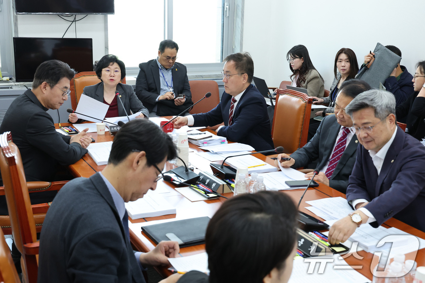 (서울=뉴스1) 신웅수 기자 = 김현 소위원장이 21일 서울 여의도 국회에서 열린 과학기술정보방송통신위원회 정보통신방송미디어법안심사소위원회에서 안건을 논의하고 있다. 2026.4. …