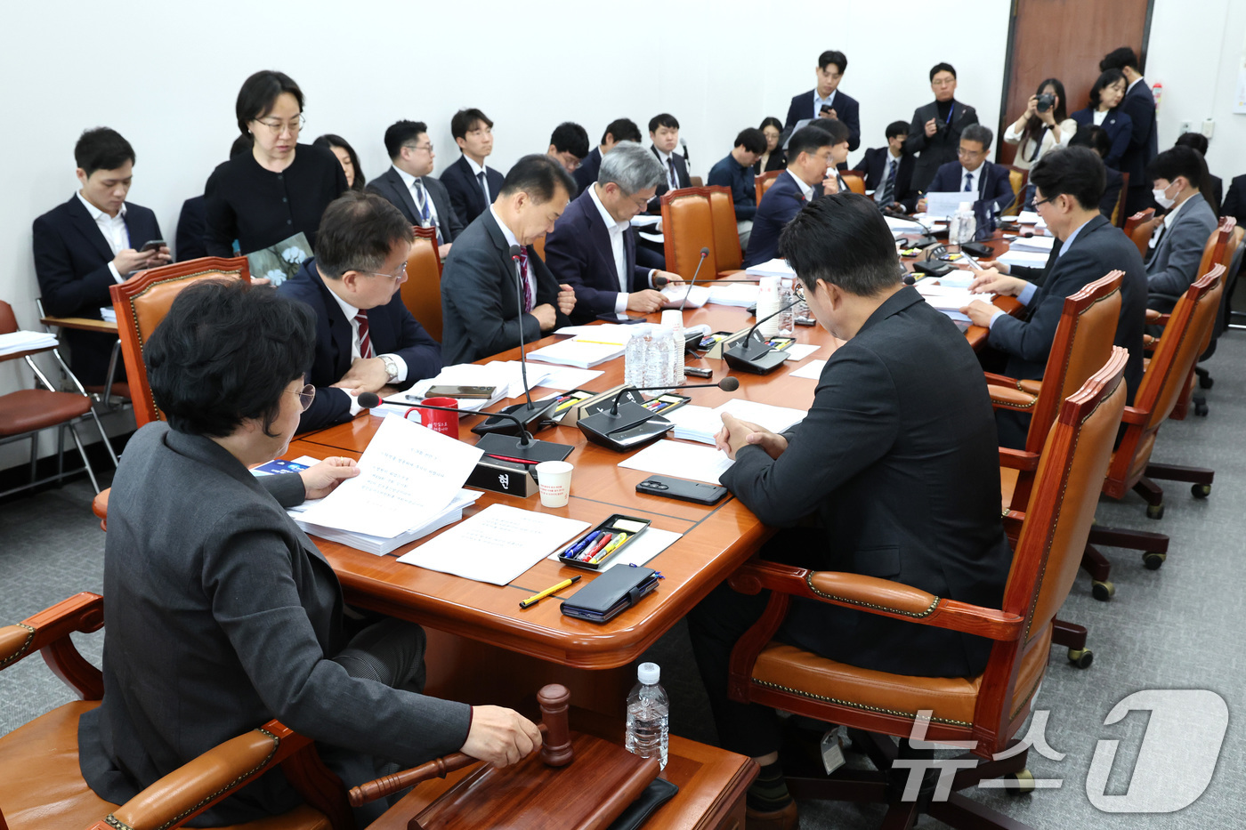 (서울=뉴스1) 신웅수 기자 = 김현 소위원장이 21일 서울 여의도 국회에서 열린 과학기술정보방송통신위원회 정보통신방송미디어법안심사소위원회에서 의사봉을 두드리고 있다. 2026.4 …