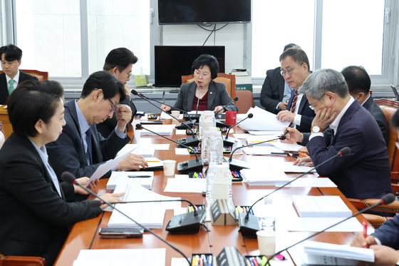 안건 논의하는 김현 소위원장