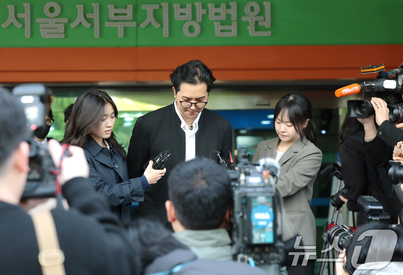 (서울=뉴스1) 권현진 기자 = ‘부실 복무’ 혐의를 받는 송민호가 21일 서울 마포구 서울서부지방법원에서 열린 1차 공판을 마친 뒤 준비된 차량으로 이동하고 있다. 2026.4. …