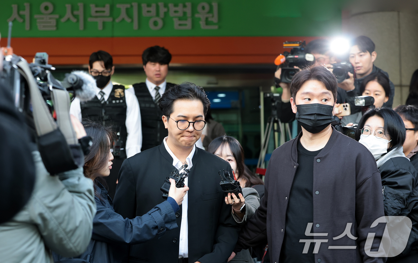 (서울=뉴스1) 권현진 기자 = ‘부실 복무’ 혐의를 받는 송민호가 21일 서울 마포구 서울서부지방법원에서 열린 1차 공판을 마친 뒤 준비된 차량으로 이동하고 있다. 2026.4. …