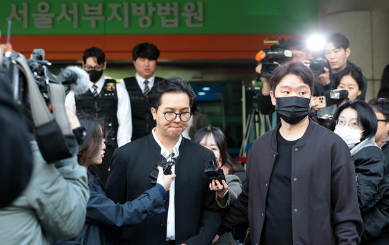 법원 나서는 송민호