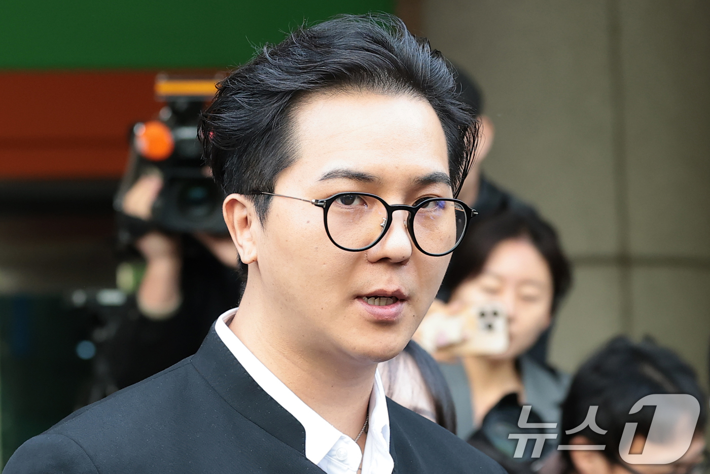 (서울=뉴스1) 권현진 기자 = ‘부실 복무’ 혐의를 받는 송민호가 21일 서울 마포구 서울서부지방법원에서 열린 1차 공판을 마친 뒤 준비된 차량으로 이동하고 있다. 2026.4. …