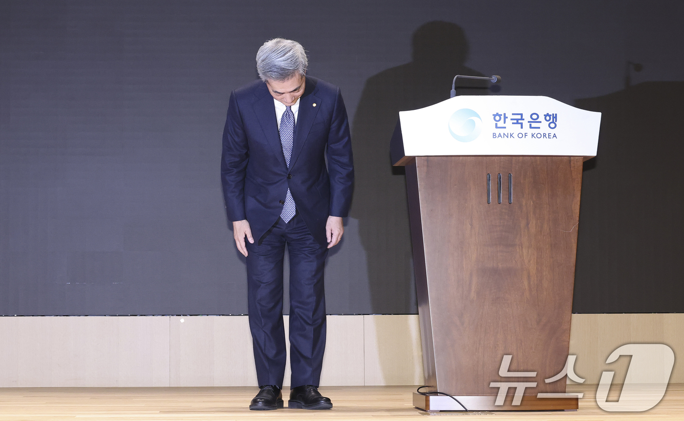 (서울=뉴스1) 황기선 기자 = 신현송 신임 한국은행 총재가 21일 오전 서울 중구 한국은행에서 열린 취임식에서 취임사를 마친 후 인사하고 있다. (공동취재) 2026.4.21/뉴 …