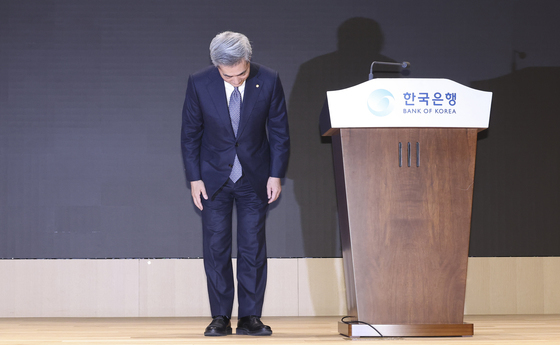 인사하는 신현송 한은 총재