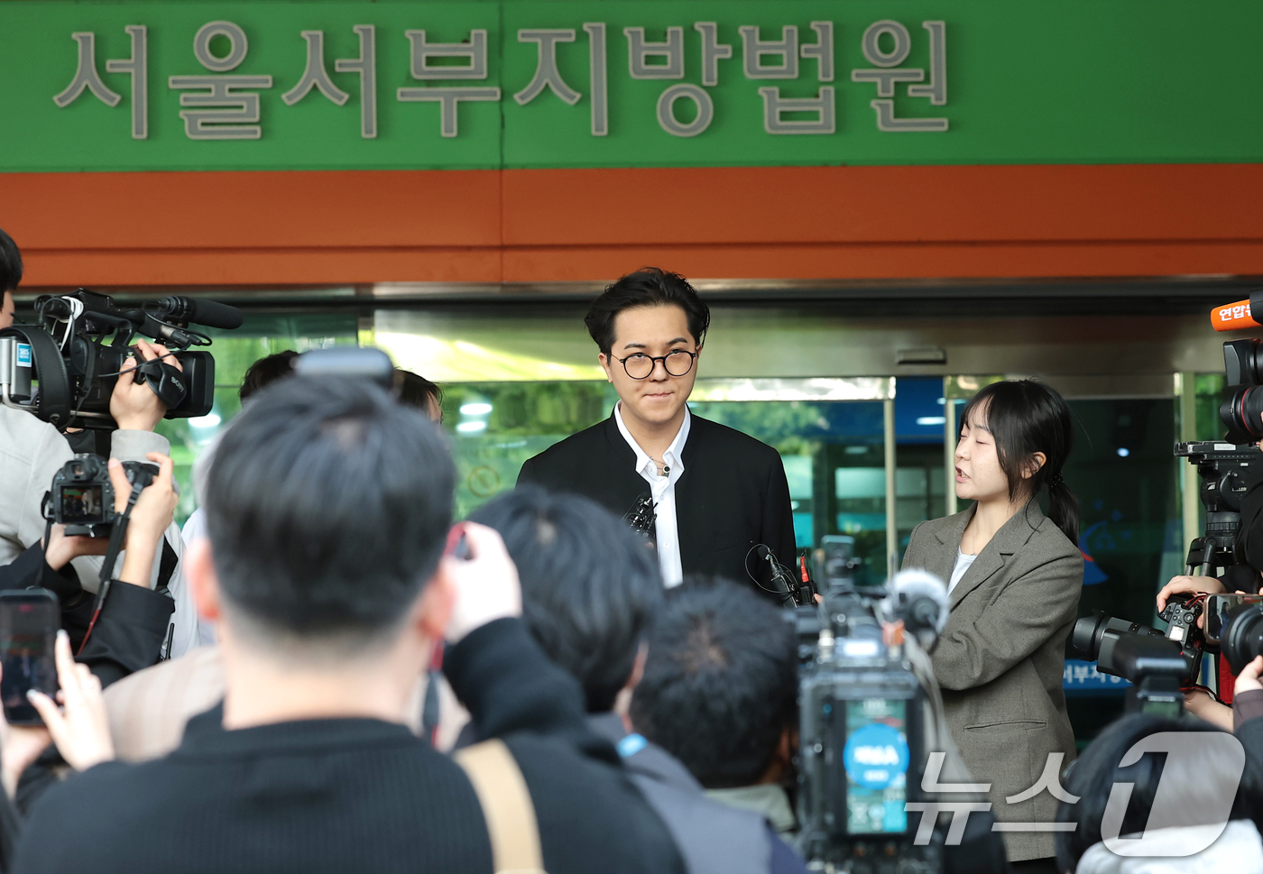 (서울=뉴스1) 권현진 기자 = ‘부실 복무’ 혐의를 받는 송민호가 21일 서울 마포구 서울서부지방법원에서 열린 1차 공판을 마친 뒤 준비된 차량으로 이동하고 있다. 2026.4. …