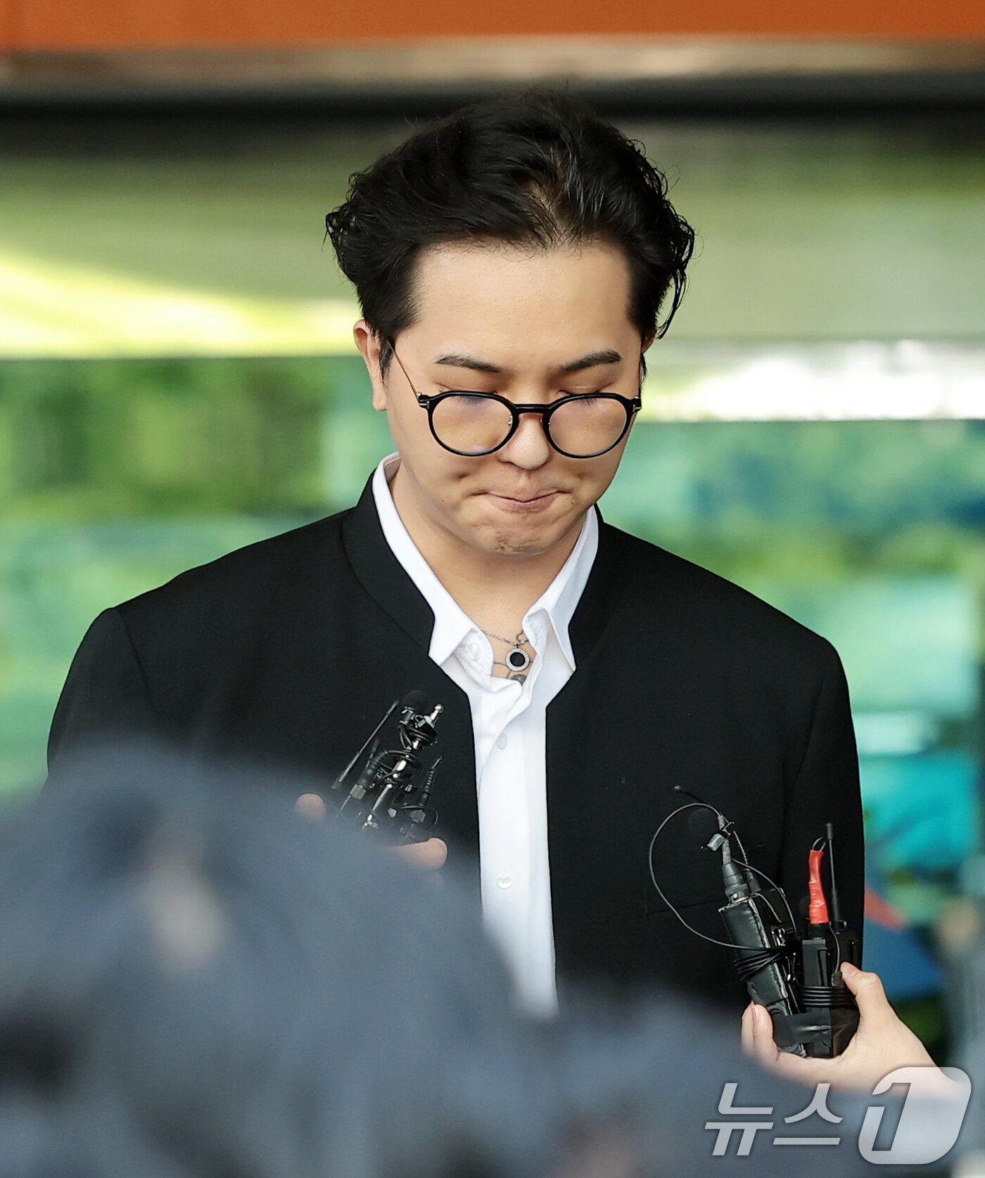 본문 이미지 - ‘부실 복무’ 혐의를 받는 송민호가 21일 서울 마포구 서울서부지방법원에서 열린 1차 공판을 마친 뒤 준비된 차량으로 이동하고 있다. 2026.4.21 ⓒ 뉴스1 권현진 기자