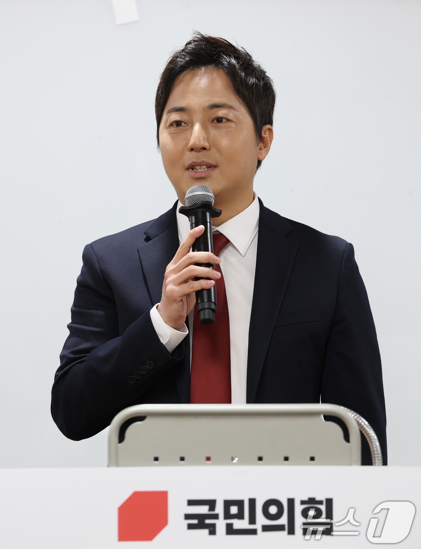 (수원=뉴스1) 김영운 기자 = 이성배 국민의힘 경기도지사 예비후보가 21일 경기 수원시 영통구 경기도의회 중회의실에서 열린 '경기도의회 국민의힘 의원총회'에서 인사말을 하고 있다 …