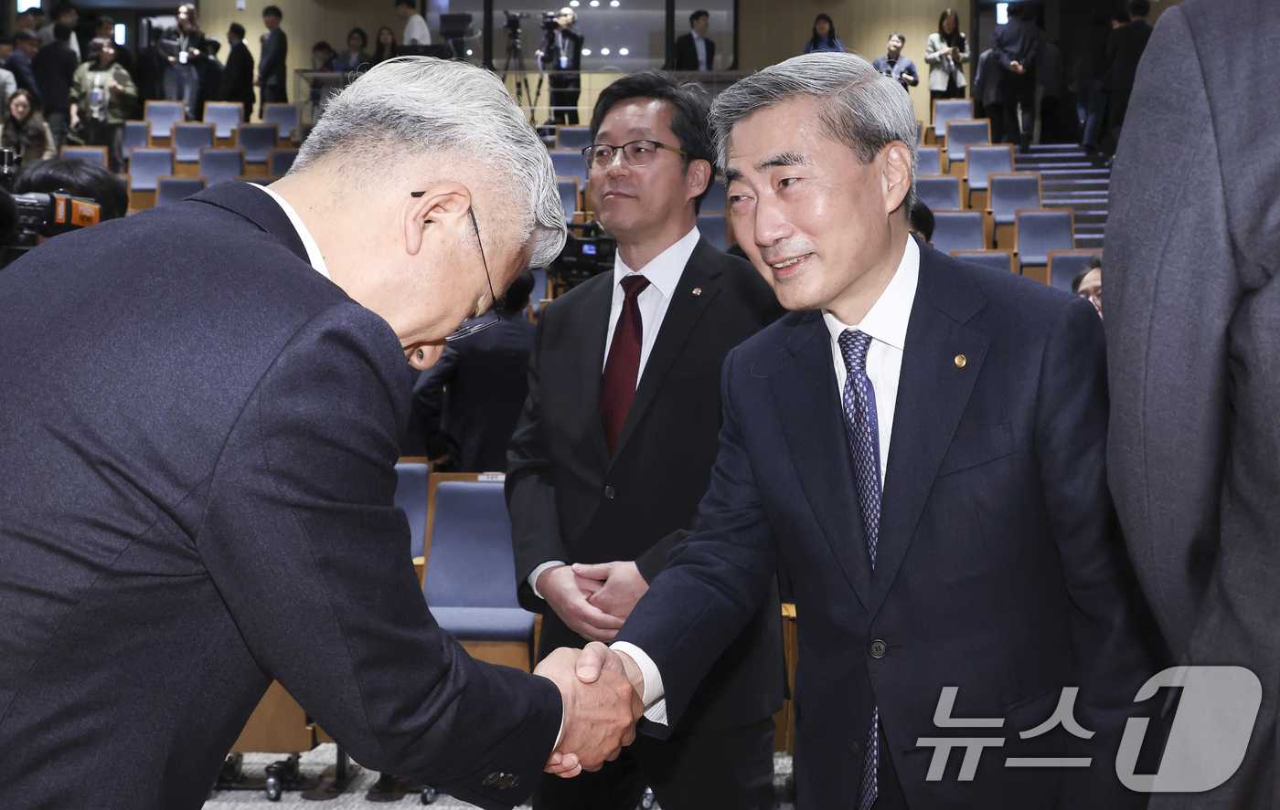 (서울=뉴스1) 황기선 기자 = 신현송 신임 한국은행 총재가 21일 오전 서울 중구 한국은행에서 열린 취임식에서 임직원들과 인사를 나누고 있다. (공동취재) 2026.4.21/뉴스 …