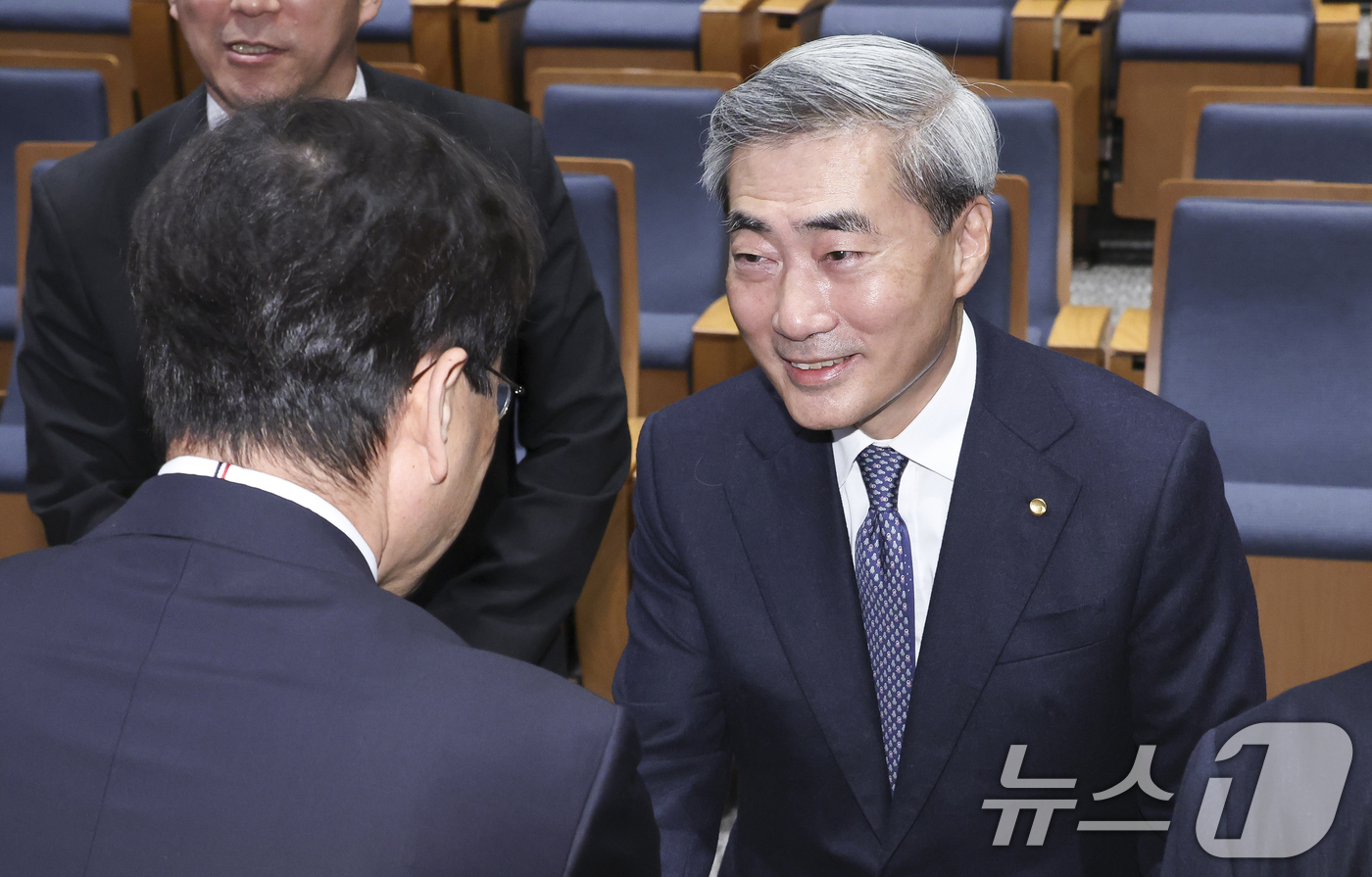 (서울=뉴스1) 황기선 기자 = 신현송 신임 한국은행 총재가 21일 오전 서울 중구 한국은행에서 열린 취임식에서 임직원들과 인사를 나누고 있다. (공동취재) 2026.4.21/뉴스 …
