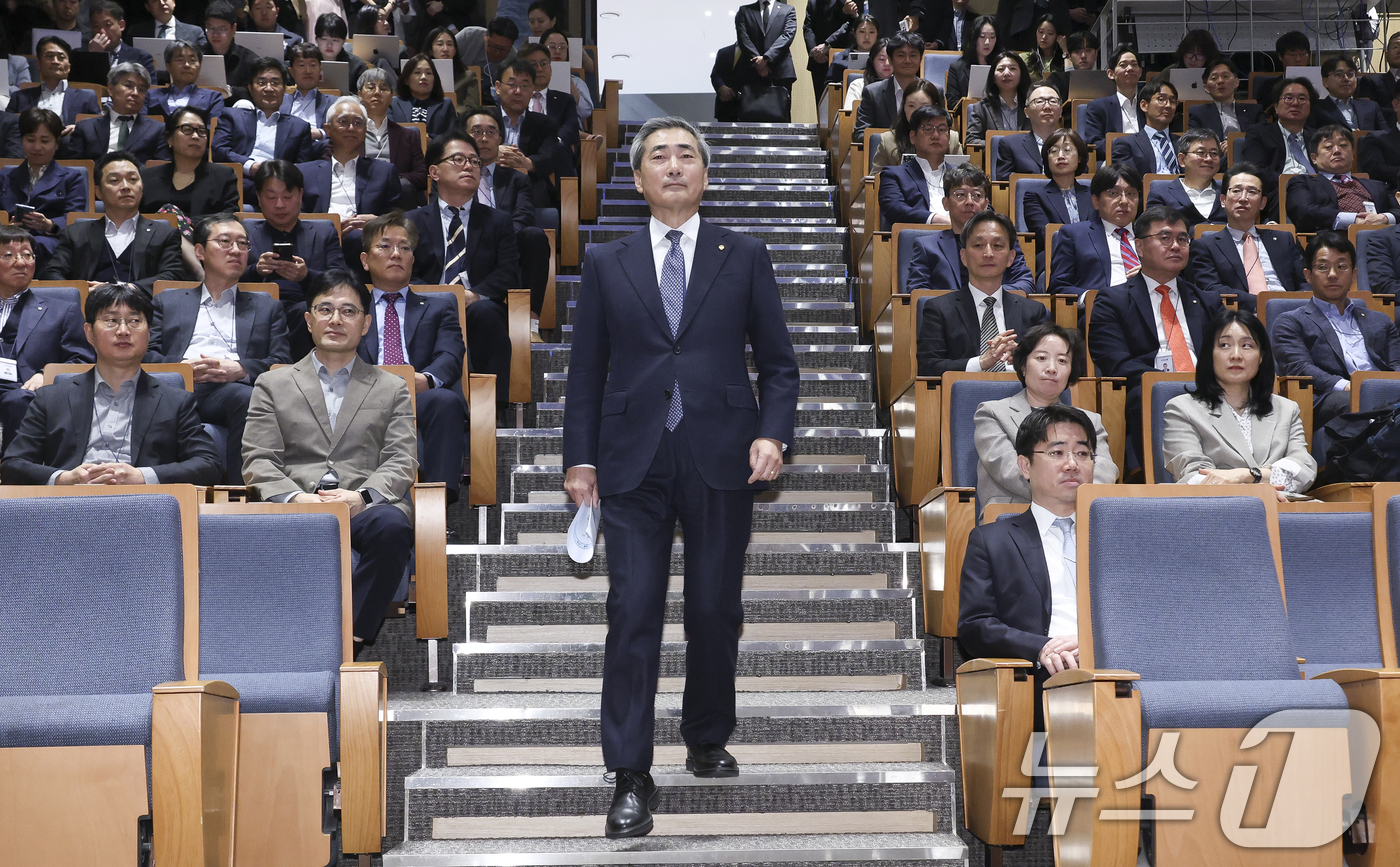 (서울=뉴스1) 황기선 기자 = 신현송 신임 한국은행 총재가 21일 오전 서울 중구 한국은행에서 열린 취임식에 입장하고 있다. (공동취재) 2026.4.21/뉴스1
