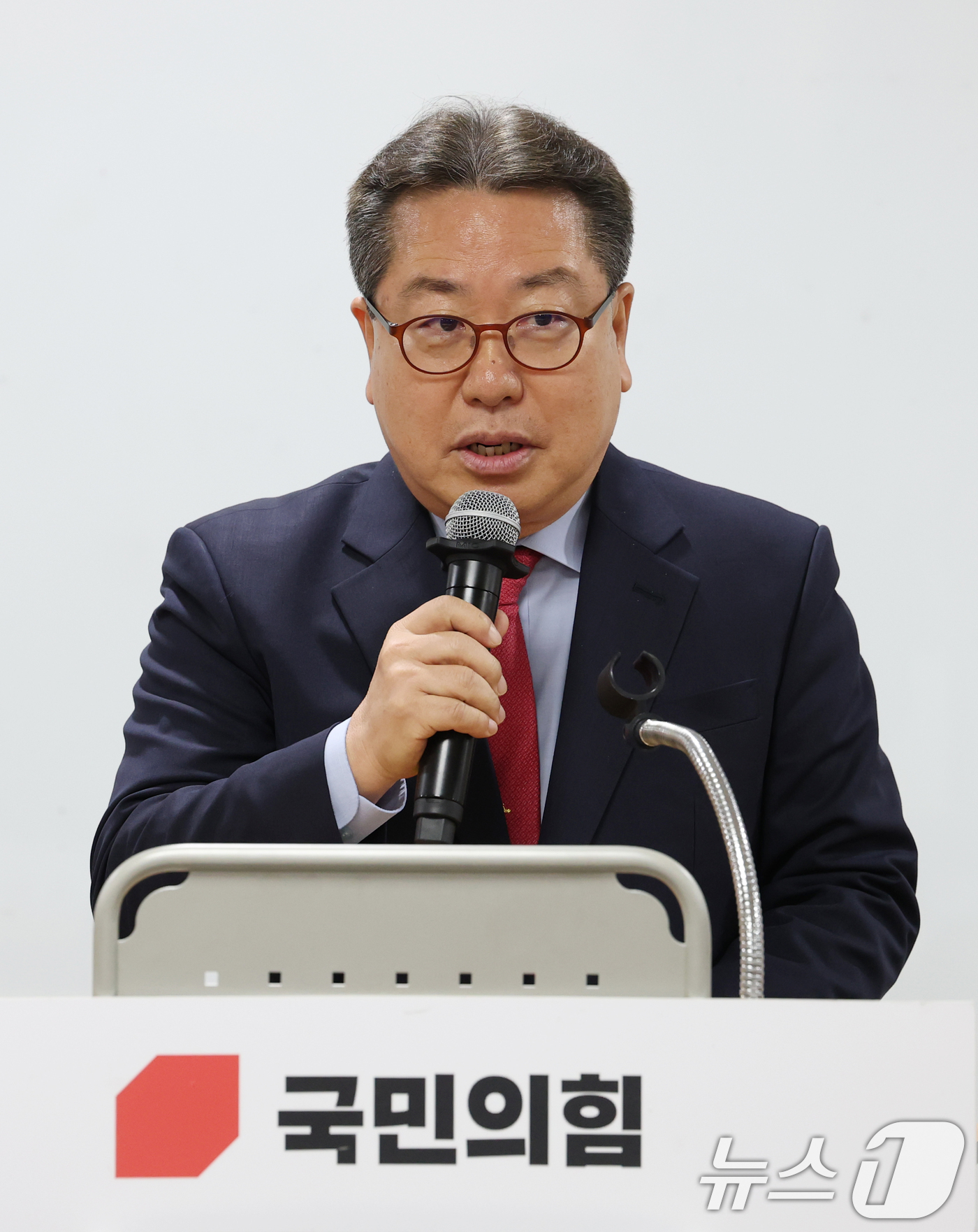 (수원=뉴스1) 김영운 기자 = 조광한 국민의힘 경기도지사 예비후보가 21일 경기 수원시 영통구 경기도의회 중회의실에서 열린 '경기도의회 국민의힘 의원총회'에서 인사말을 하고 있다 …