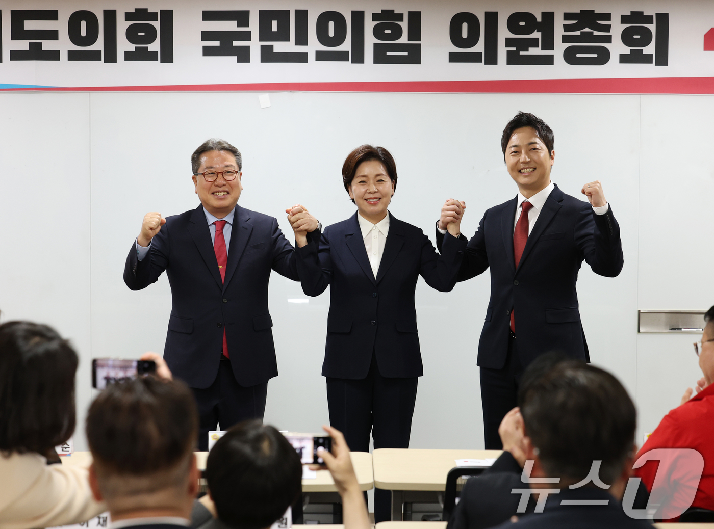 (수원=뉴스1) 김영운 기자 = 조광한·양향자·이성배 국민의힘 경기도지사 예비후보들이 21일 경기 수원시 영통구 경기도의회 중회의실에서 열린 '경기도의회 국민의힘 의원총회'에서 기 …