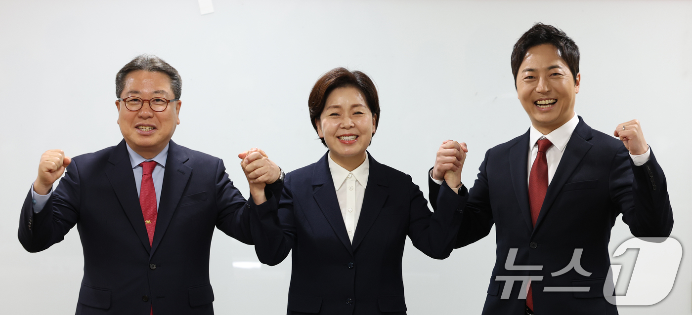 (수원=뉴스1) 김영운 기자 = 조광한·양향자·이성배 국민의힘 경기도지사 예비후보들이 21일 경기 수원시 영통구 경기도의회 중회의실에서 열린 '경기도의회 국민의힘 의원총회'에서 기 …