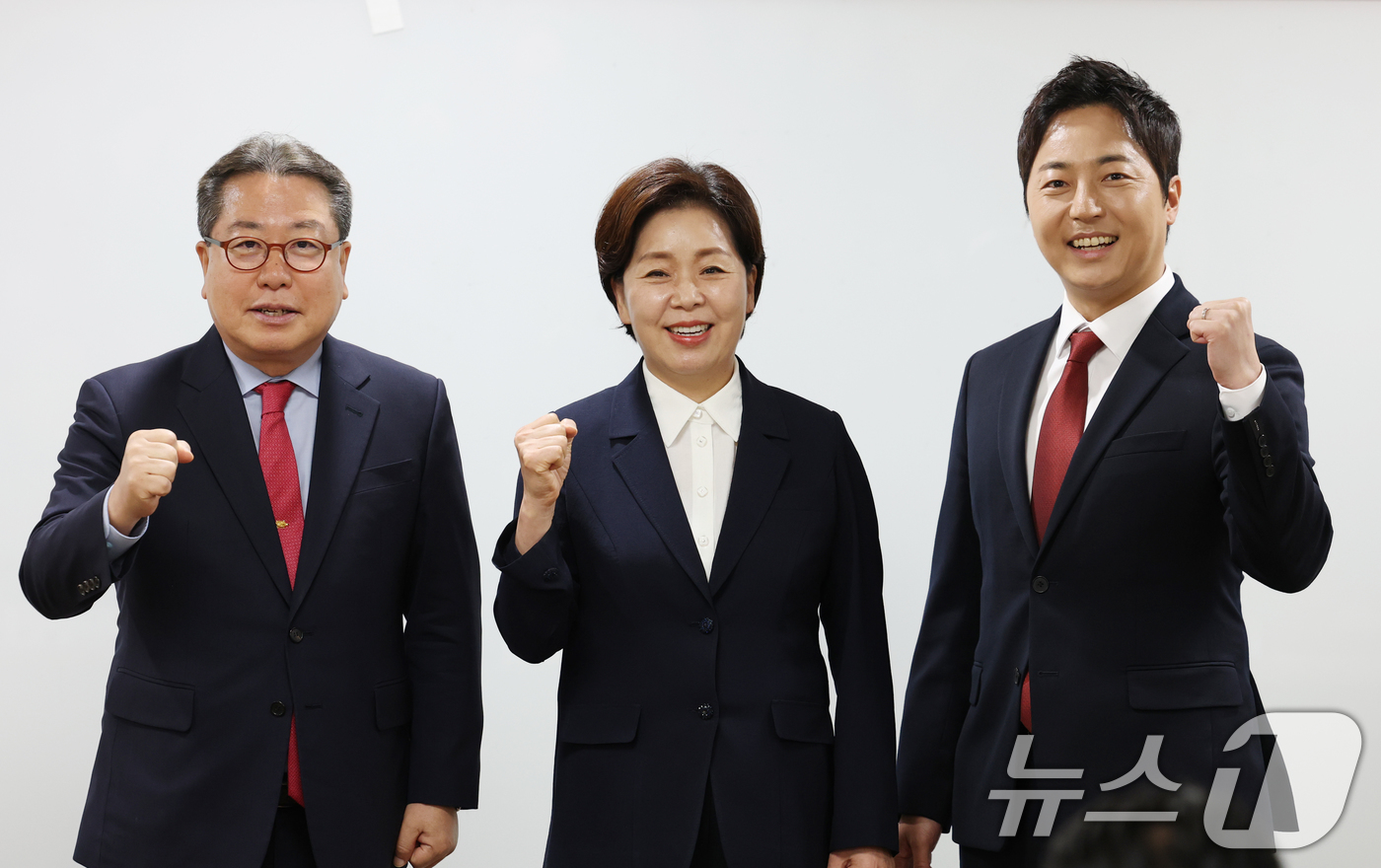 (수원=뉴스1) 김영운 기자 = 조광한·양향자·이성배 국민의힘 경기도지사 예비후보들이 21일 경기 수원시 영통구 경기도의회 중회의실에서 열린 '경기도의회 국민의힘 의원총회'에서 기 …