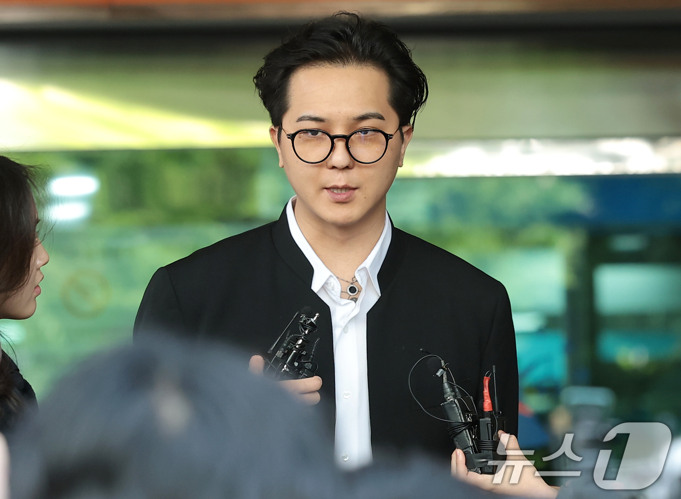 (서울=뉴스1) 권현진 기자 = ‘부실 복무’ 혐의를 받는 송민호가 21일 서울 마포구 서울서부지방법원에서 열린 1차 공판을 마친 뒤 준비된 차량으로 이동하고 있다. 2026.4. …