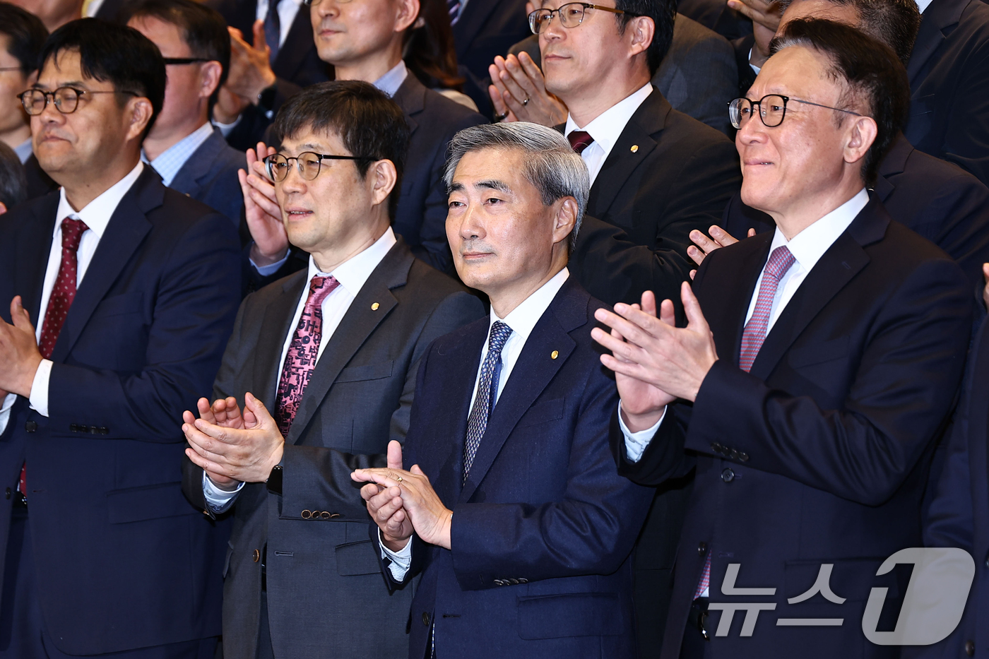 (서울=뉴스1) 황기선 기자 = 신현송 신임 한국은행 총재가 21일 서울 중구 한국은행 별관에서 열린 취임식에서 손뼉을 치고 있다. (공동취재) 2026.4.21/뉴스1