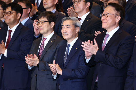 손뼉 치는 신현송 한은 총재