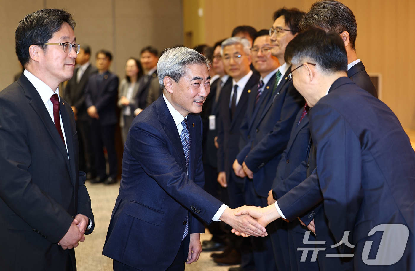 (서울=뉴스1) 황기선 기자 = 신현송 신임 한국은행 총재가 21일 서울 중구 한국은행 별관에서 취임식을 마친 뒤 직원들과 인사하고 있다. (공동취재) 2026.4.21/뉴스1