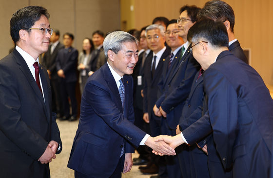 직원들과 악수 나누는 신현송 신임 한은 총재