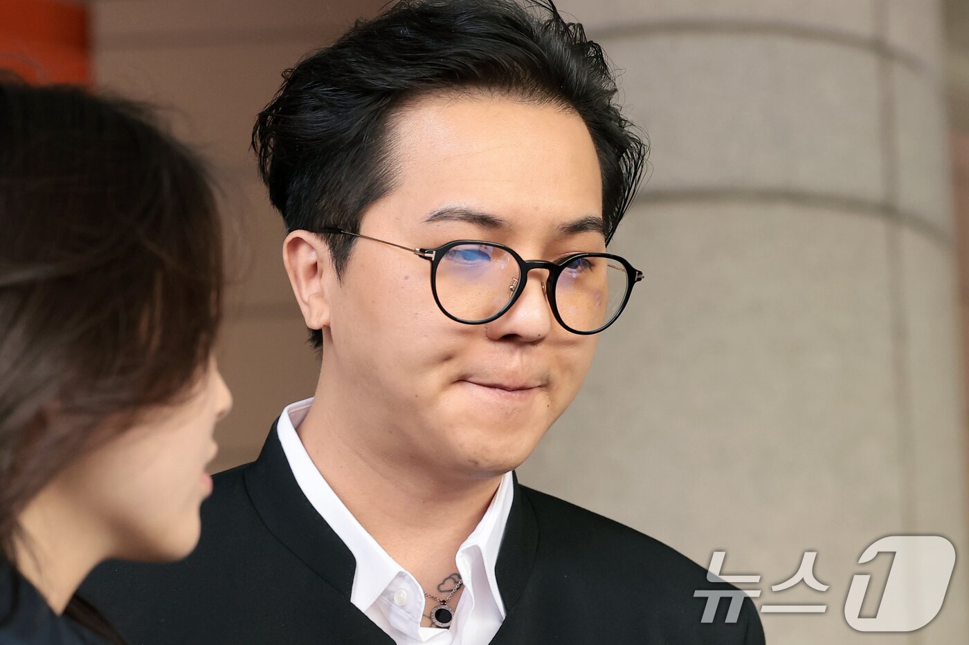 본문 이미지 - ‘부실 복무’ 혐의를 받는 송민호가 21일 서울 마포구 서울서부지방법원에서 열린 1차 공판을 마친 뒤 준비된 차량으로 이동하고 있다. 서울서부지법 형사10단독으로 열린 이날 공판에서 검사 측은 송민호에게 징역 1년 6개월 구형했다. 2026.4.21 ⓒ 뉴스1 권현진 기자