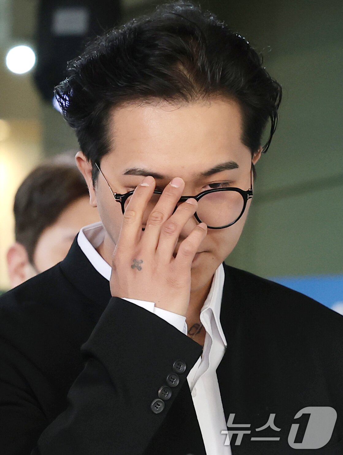 본문 이미지 - ‘부실 복무’ 혐의를 받는 송민호가 21일 서울 마포구 서울서부지방법원에서 열린 1차 공판을 마친 뒤 귀가하고 있다. 서울서부지법 형사10단독으로 열린 이날 공판에서 검찰은 송민호에게 징역 1년 6개월 구형했다. 2026.4.21 ⓒ 뉴스1 권현진 기자