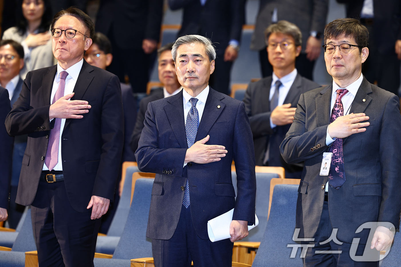(서울=뉴스1) 황기선 기자 = 신현송 신임 한국은행 총재가 21일 서울 중구 한국은행 별관에서 열린 취임식에서 국민의례를 하고 있다. (공동취재)  2026.4.21/뉴스1