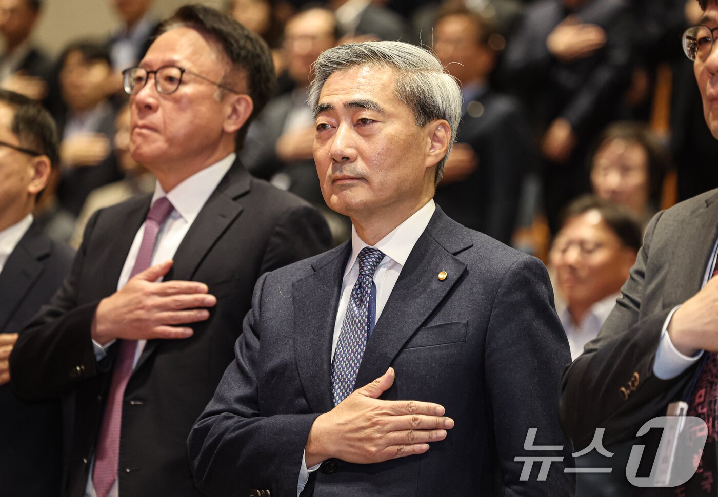 본문 이미지 - 신현송 신임 한국은행 총재가 21일 오전 서울 중구 한국은행에서 열린 취임식에서 국민의례를 하고 있다. (공동취재) 2026.4.21 ⓒ 뉴스1 황기선 기자