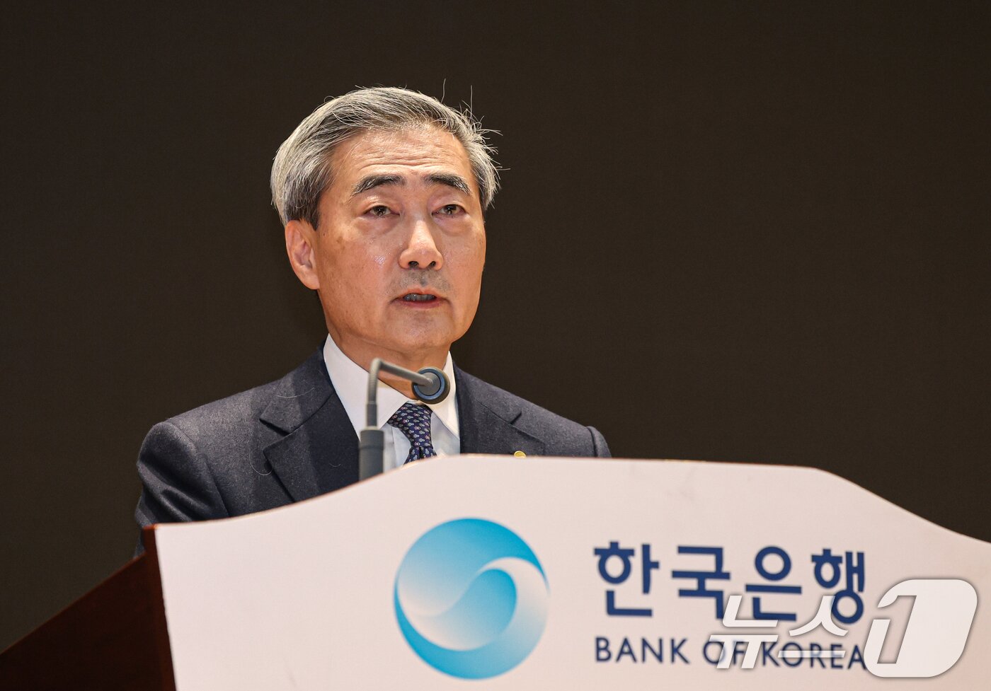 본문 이미지 - 신현송 신임 한국은행 총재가 지난달 21일 오전 서울 중구 한국은행에서 열린 취임식에서 취임사를 하고 있다. (공동취재)ⓒ 뉴스1 황기선 기자