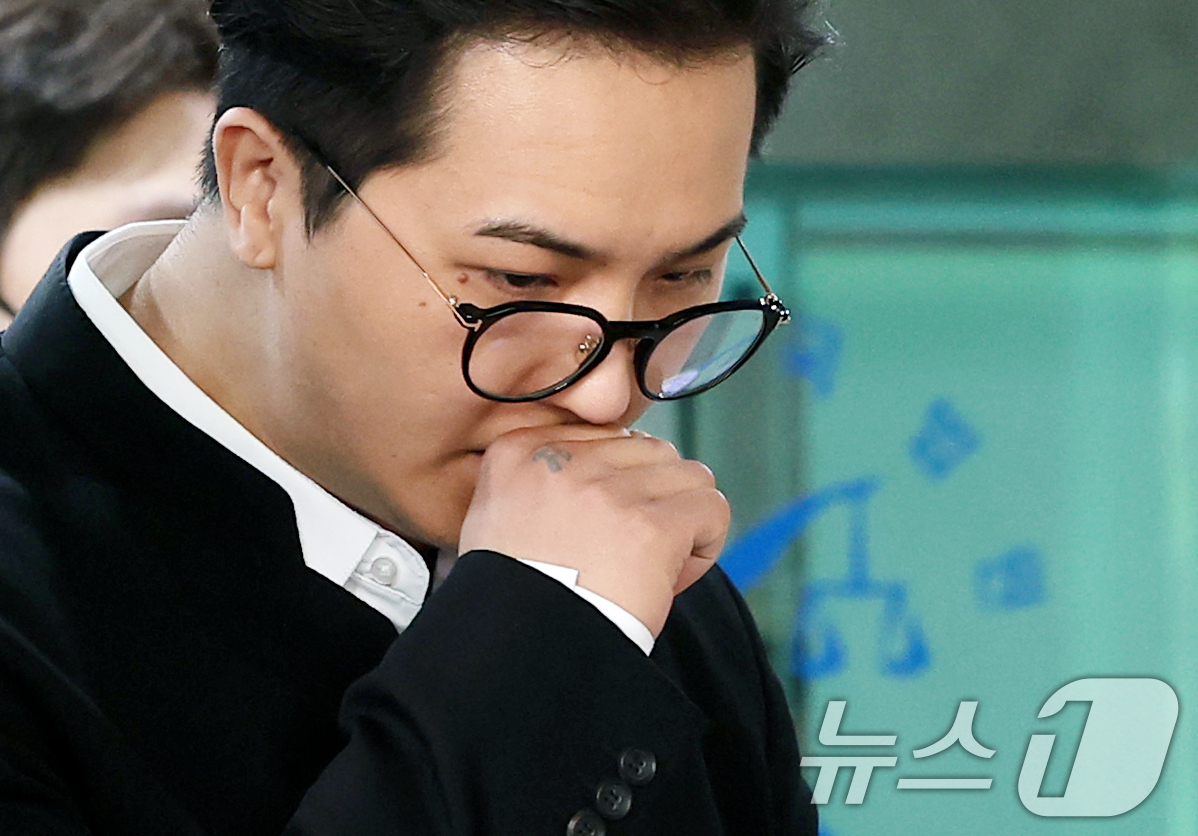 (서울=뉴스1) 권현진 기자 = ‘부실 복무’ 혐의를 받는 송민호가 21일 서울 마포구 서울서부지방법원에서 열린 1차 공판을 마친 뒤 귀가하고 있다.서울서부지법 형사10단독으로 열 …