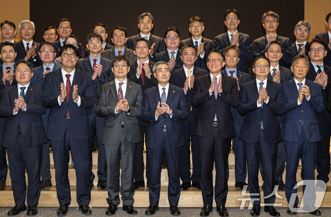 (서울=뉴스1) 황기선 기자 = 신현송 신임 한국은행 총재가 21일 오전 서울 중구 한국은행에서 열린 취임식에서 참석자들과 기념 촬영을 하고 있다. (공동취재) 2026.4.21/ …