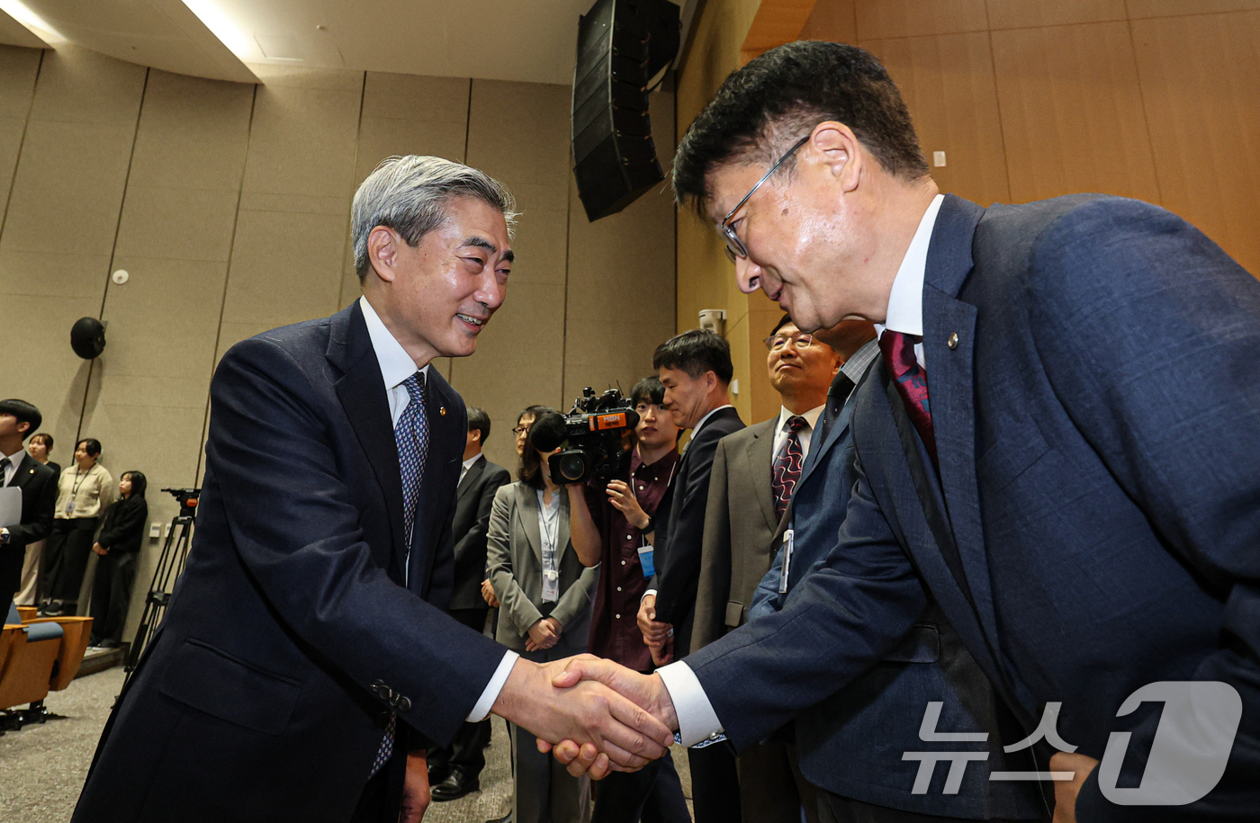 (서울=뉴스1) 황기선 기자 = 신현송 신임 한국은행 총재가 21일 오전 서울 중구 한국은행에서 열린 취임식을 마친 뒤 직원들과 인사하고 있다. (공동취재) 2026.4.21/뉴스 …