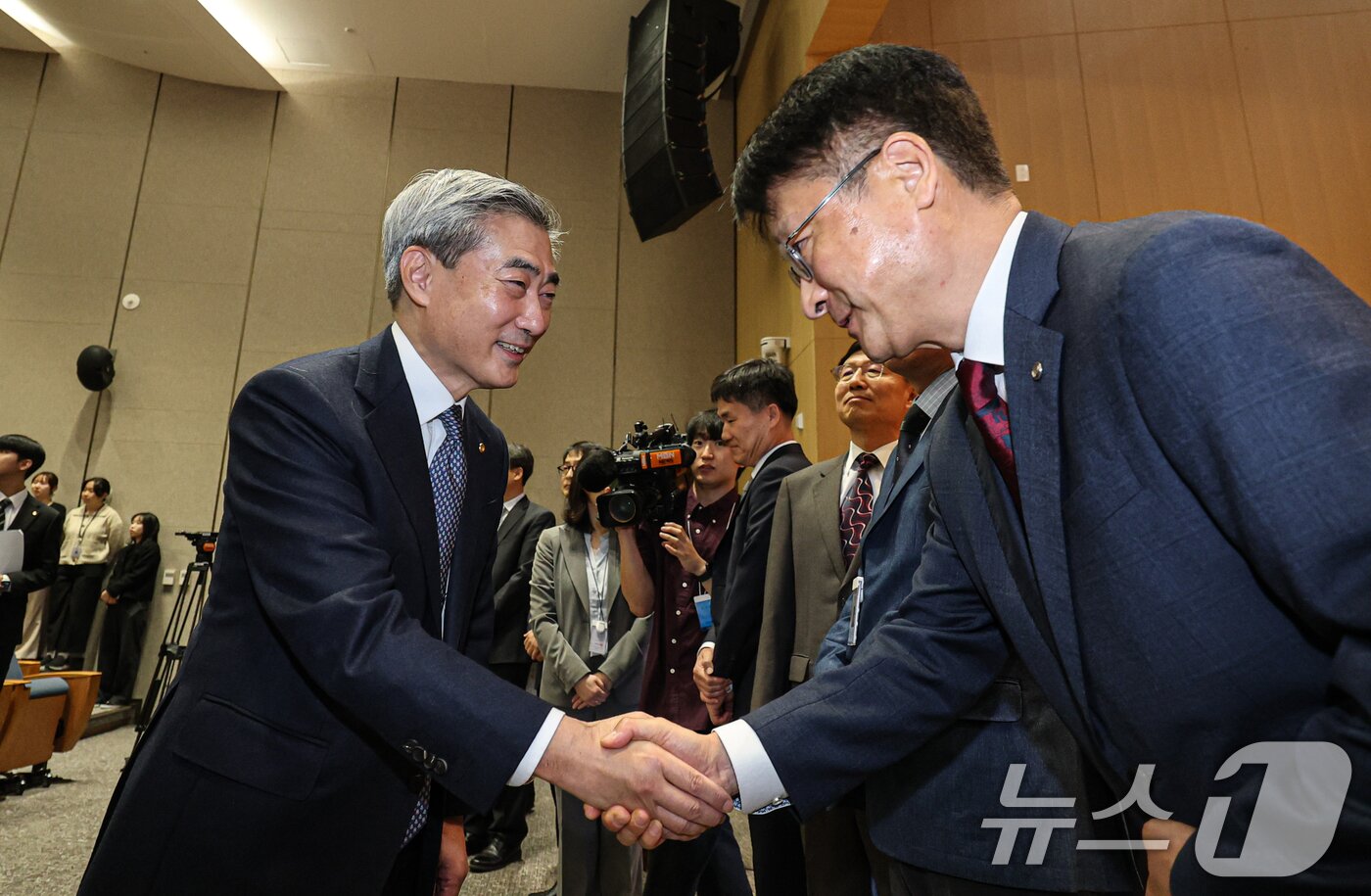 본문 이미지 - 신현송 신임 한국은행 총재가 21일 오전 서울 중구 한국은행에서 열린 취임식을 마친 뒤 직원들과 인사하고 있다. (공동취재) 2026.4.21 ⓒ 뉴스1 황기선 기자