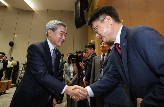 직원들과 인사 나누는 신현송 한은 총재