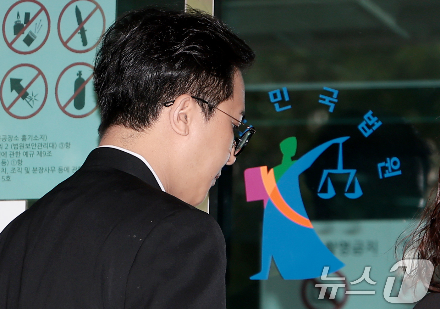 (서울=뉴스1) 권현진 기자 = ‘부실 복무’ 혐의를 받는 송민호가 21일 서울 마포구 서울서부지방법원에서 열린 1차 공판에 출석하고 있다. 2026.4.21/뉴스1