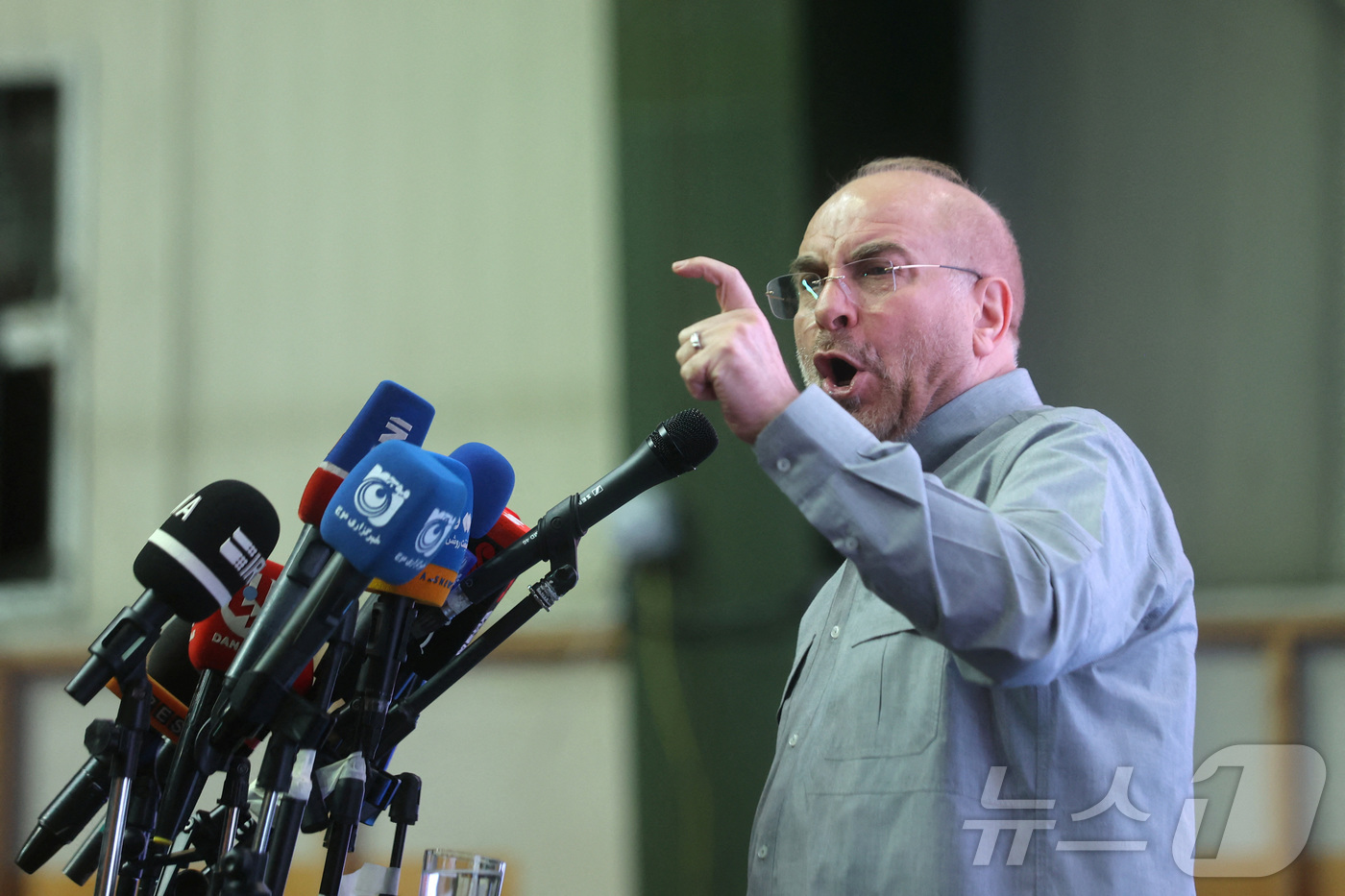 (로이터=뉴스1) 양혜림 디자이너 = Presidential candidate Mohammad Bagher Ghalibaf speaks during a campaign event …