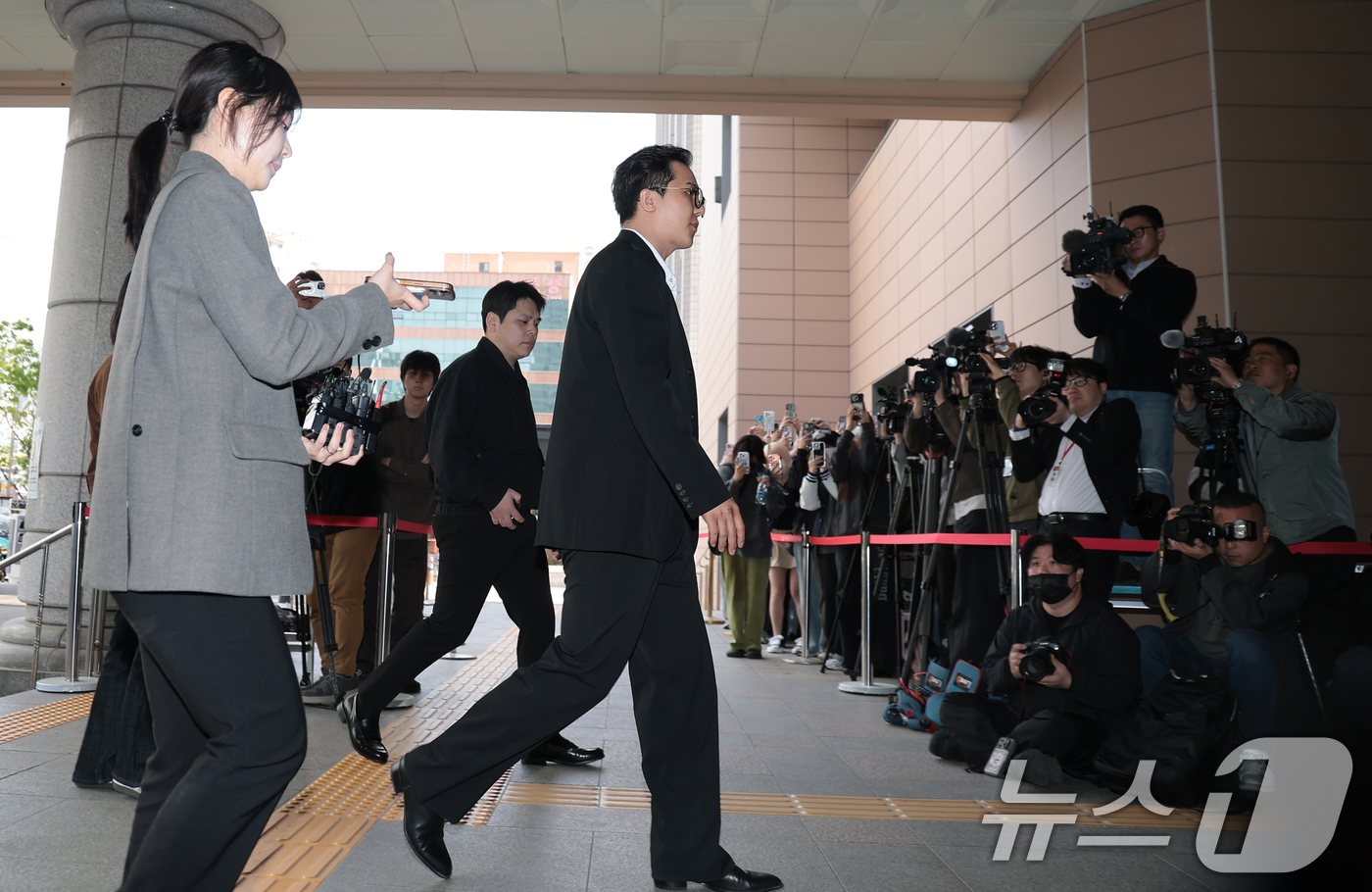 (서울=뉴스1) 권현진 기자 = ‘부실 복무’ 혐의를 받는 송민호가 21일 서울 마포구 서울서부지방법원에서 열린 1차 공판에 출석하고 있다. 2026.4.21/뉴스1