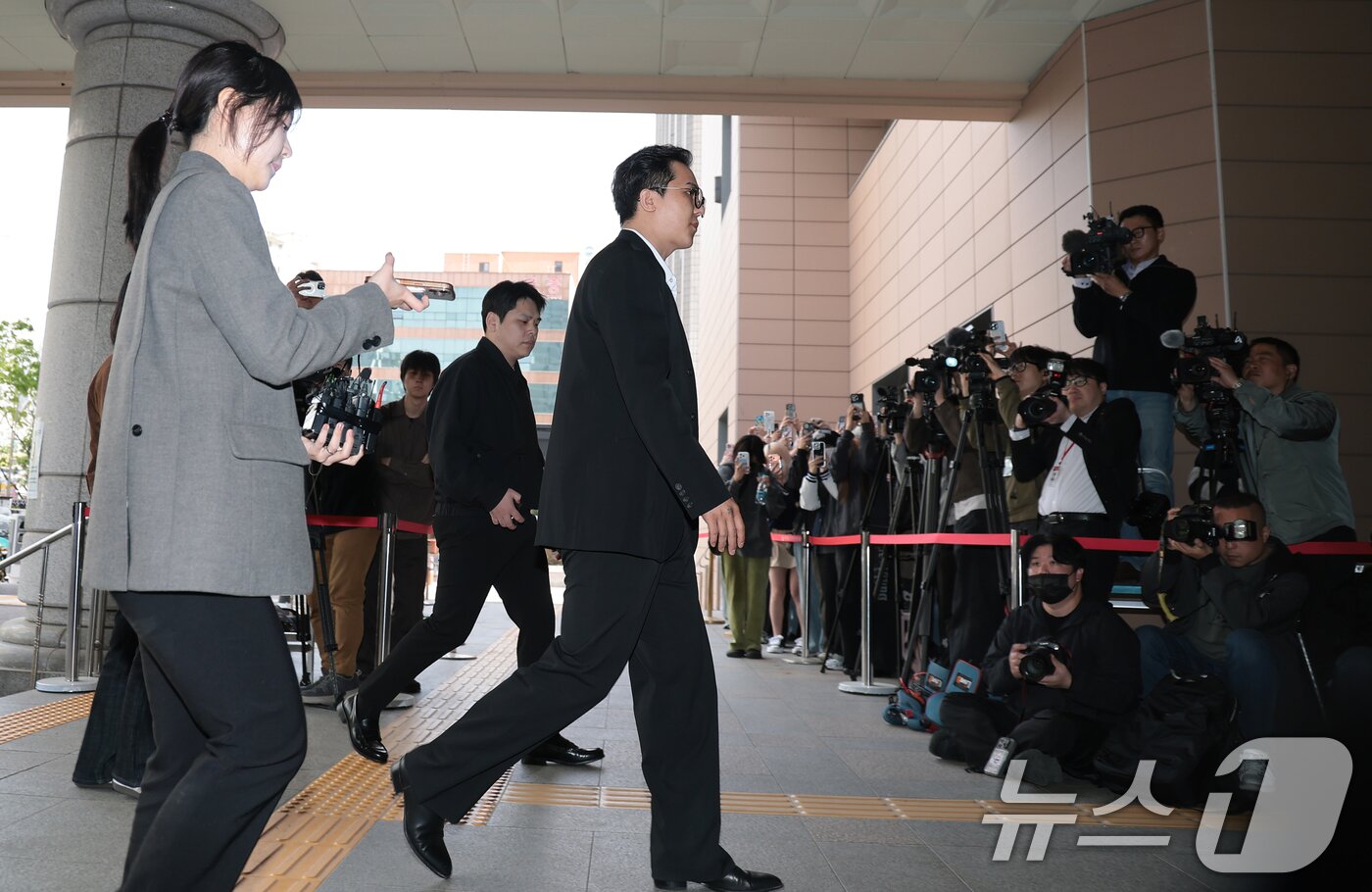 본문 이미지 - ‘부실 복무’ 혐의를 받는 송민호가 21일 서울 마포구 서울서부지방법원에서 열린 1차 공판에 출석하고 있다. 2026.4.21 ⓒ 뉴스1 권현진 기자