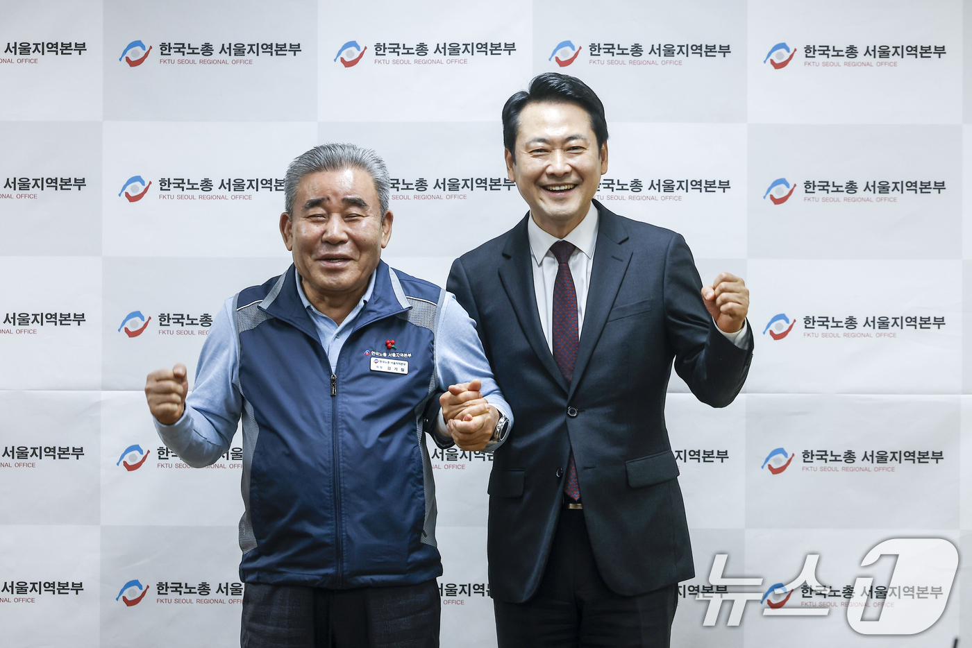 (서울=뉴스1) 안은나 기자 = 장동혁 국민의힘 대표(오른쪽)와 김기철 한국노총 서울지역본부 의장이 21일 서울 영등포구 한국노총 서울지역본부에서 간담회에 앞서 기념 촬영을 하고 …