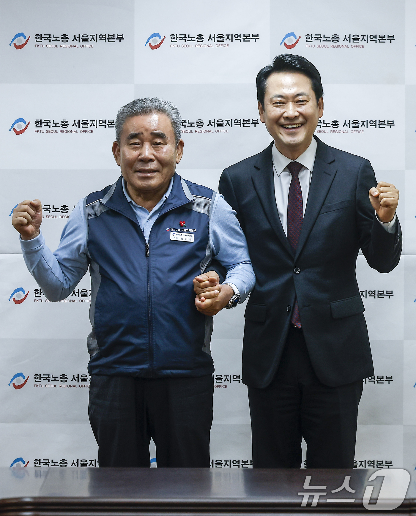 (서울=뉴스1) 안은나 기자 = 장동혁 국민의힘 대표(오른쪽)와 김기철 한국노총 서울지역본부 의장이 21일 서울 영등포구 한국노총 서울지역본부에서 간담회에 앞서 기념 촬영을 하고 …