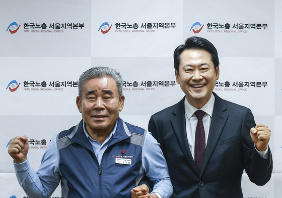 기념 촬영하는 장동혁 대표·김기철 의장