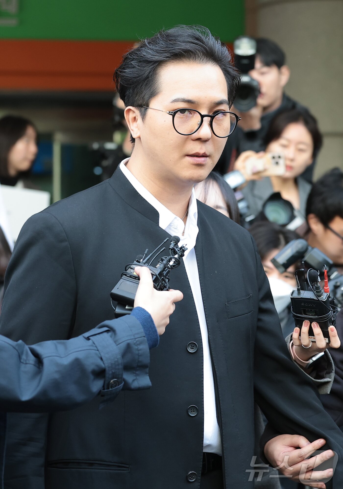 본문 이미지 - ‘부실 복무’ 혐의를 받는 송민호가 21일 서울 마포구 서울서부지방법원에서 열린 1차 공판을 마친 뒤 귀가하고 있다. 서울서부지법 형사10단독으로 열린 이날 공판에서 검찰은 송민호에게 징역 1년 6개월 구형했다. 2026.4.21 ⓒ 뉴스1 권현진 기자