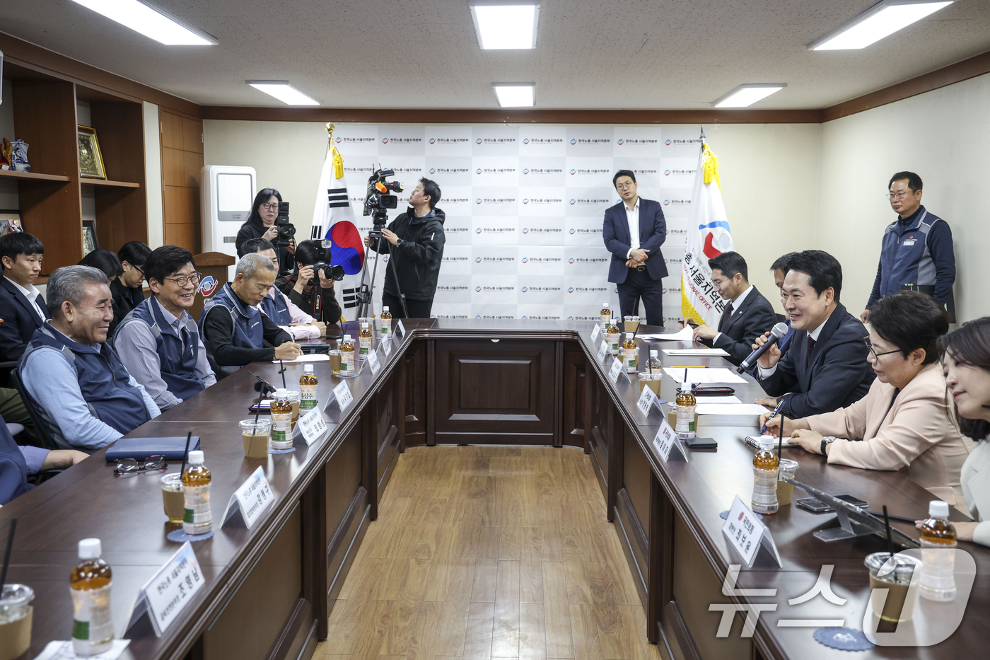 (서울=뉴스1) 안은나 기자 = 장동혁 국민의힘 대표가 21일 서울 영등포구 한국노총 서울지역본부에서 열린 국민의힘-한국노총 서울지역본부 간담회에 참석해 인사말을 하고 있다. (공 …