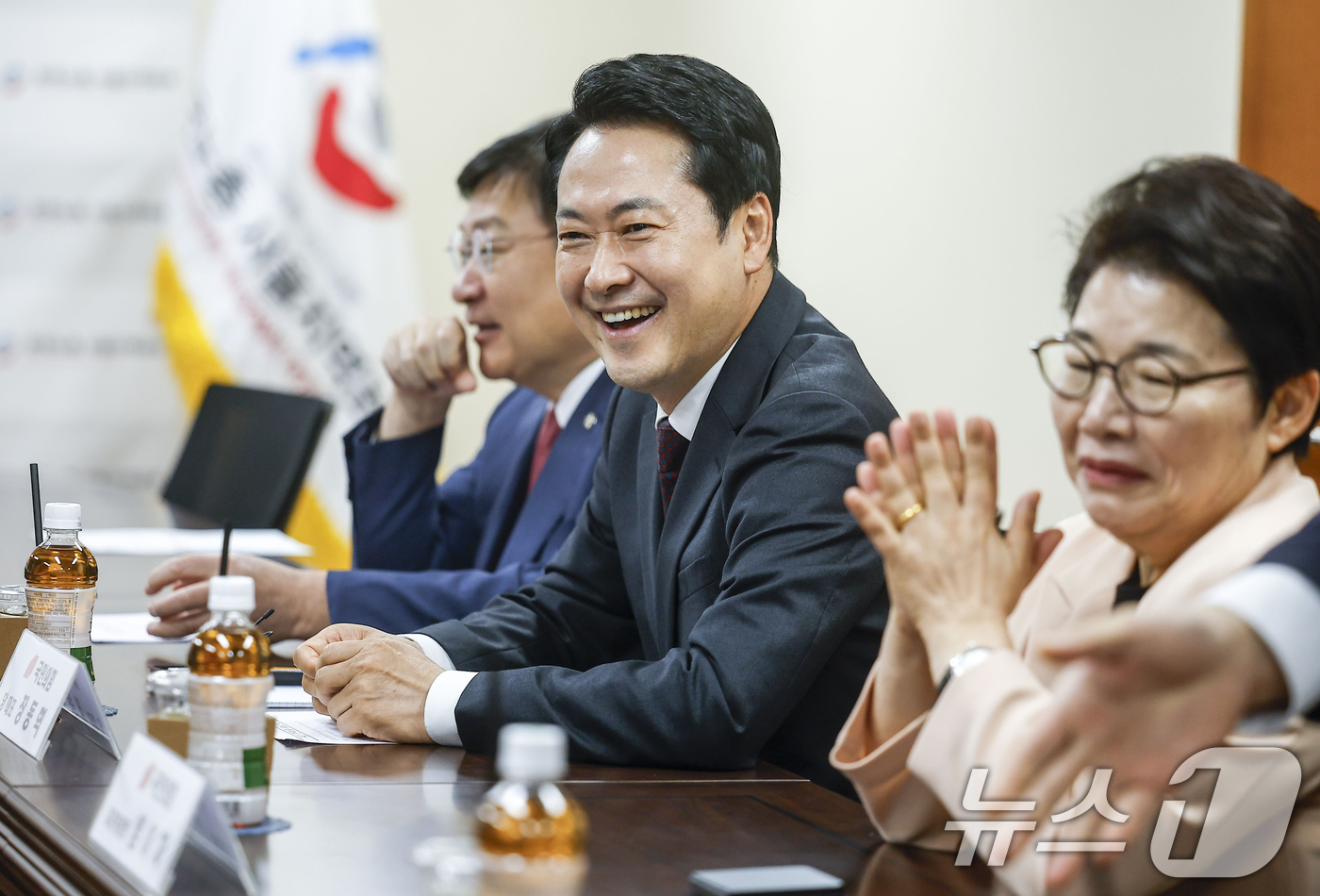 (서울=뉴스1) 안은나 기자 = 장동혁 국민의힘 대표가 21일 서울 영등포구 한국노총 서울지역본부에서 열린 국민의힘-한국노총 서울지역본부 간담회에 참석해 웃고 있다. (공동취재) …