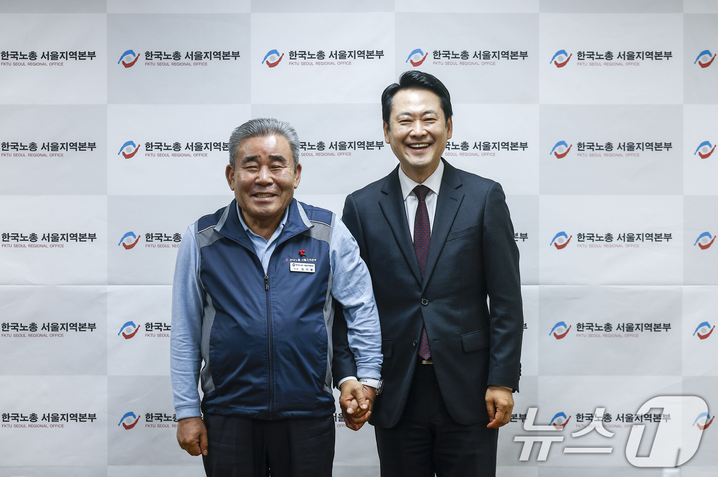 (서울=뉴스1) 안은나 기자 = 장동혁 국민의힘 대표(오른쪽)와 김기철 한국노총 서울지역본부 의장이 21일 서울 영등포구 한국노총 서울지역본부에서 간담회에 앞서 기념 촬영을 하고 …